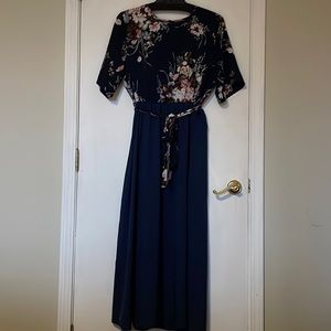 Size 2XL very nice long dress.  This is a Shein Curve dress.